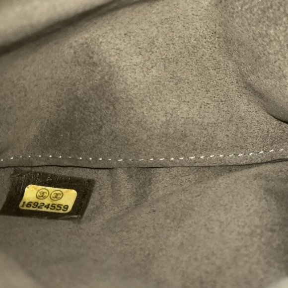 CHANEL Matelasse Golden Patent Leather Pouch - Picture 9 of 12